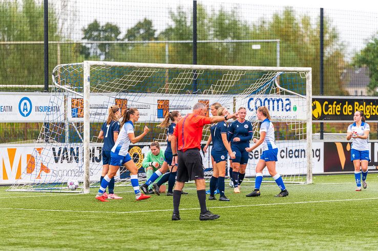 In beeld: ZAC Vrouwen maakt korte metten met SV Parkhout - Foto: Peter Denekamp