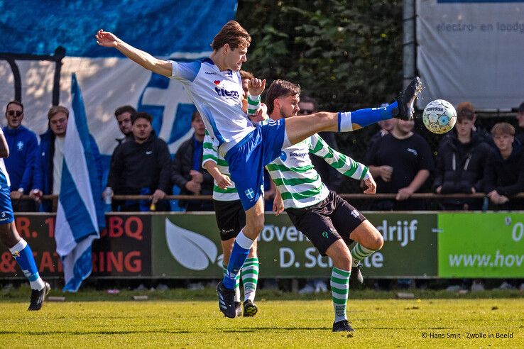 In beeld: Drukbezochte en sfeervolle stadsderby eindigt in remise in Zwolle-Zuid - Foto: Hans Smit