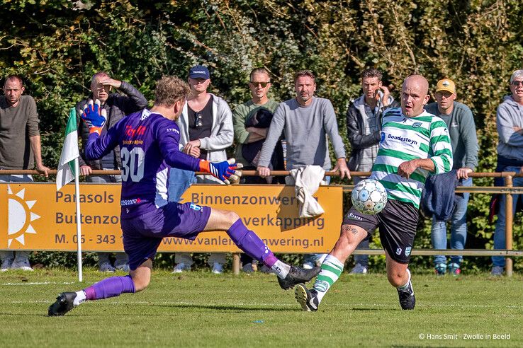 In beeld: Drukbezochte en sfeervolle stadsderby eindigt in remise in Zwolle-Zuid - Foto: Hans Smit