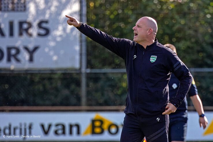 In beeld: Drukbezochte en sfeervolle stadsderby eindigt in remise in Zwolle-Zuid - Foto: Hans Smit