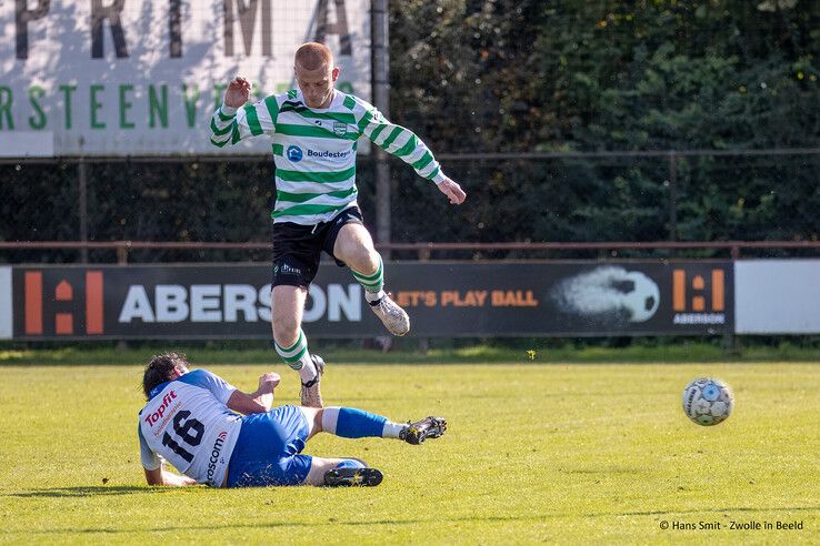 In beeld: Drukbezochte en sfeervolle stadsderby eindigt in remise in Zwolle-Zuid - Foto: Hans Smit