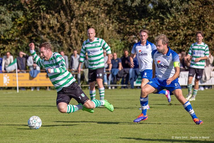 In beeld: Drukbezochte en sfeervolle stadsderby eindigt in remise in Zwolle-Zuid - Foto: Hans Smit