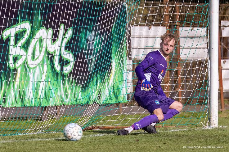 In beeld: Drukbezochte en sfeervolle stadsderby eindigt in remise in Zwolle-Zuid - Foto: Hans Smit