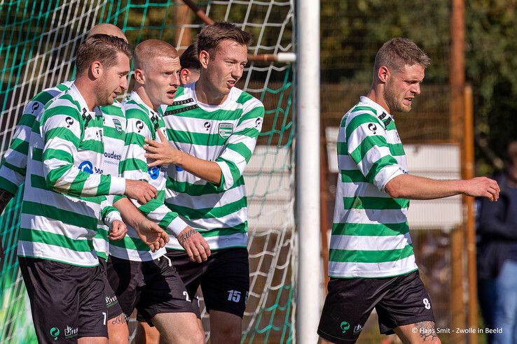 In beeld: Drukbezochte en sfeervolle stadsderby eindigt in remise in Zwolle-Zuid - Foto: Hans Smit