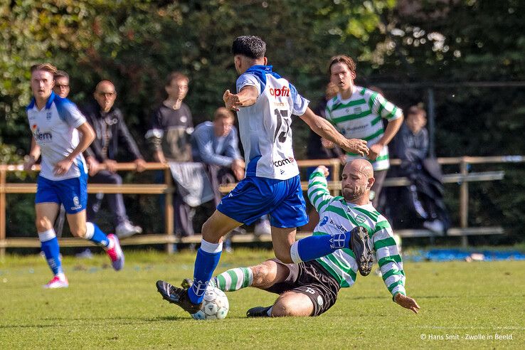 In beeld: Drukbezochte en sfeervolle stadsderby eindigt in remise in Zwolle-Zuid - Foto: Hans Smit