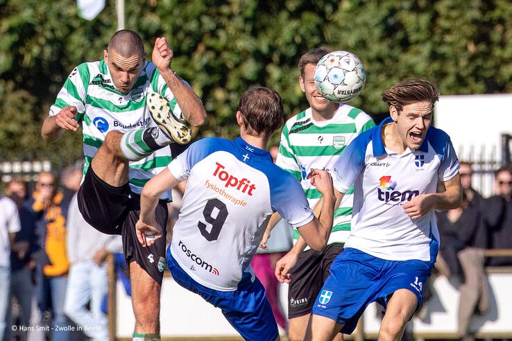 In beeld: Drukbezochte en sfeervolle stadsderby eindigt in remise in Zwolle-Zuid - Foto: Hans Smit