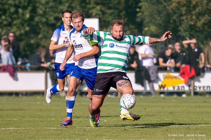 In beeld: Drukbezochte en sfeervolle stadsderby eindigt in remise in Zwolle-Zuid - Foto: Hans Smit