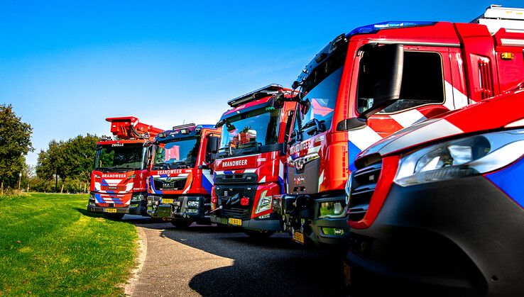 De nieuwe voertuigen van brandweer Zwolle op een rijtje. - Foto: Hugo Janssen