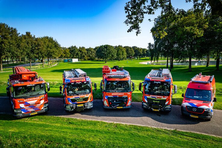 Van linksaf hoogwerker, tankautospuit Zwolle-Noord, hulpverleningsvoertuig, tankautospuit Zwolle-Zuid en waterongevallenwagen. - Foto: Hugo Janssen