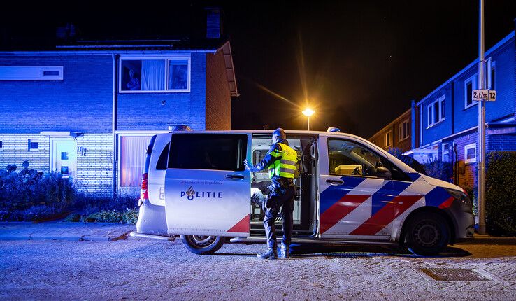 Politieagenten vangen het gewonde slachtoffer op. - Foto: Hugo Janssen