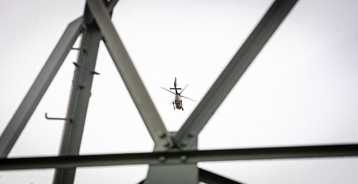 Een politiehelikopter speurde de omgeving af. - Foto: Hugo Janssen