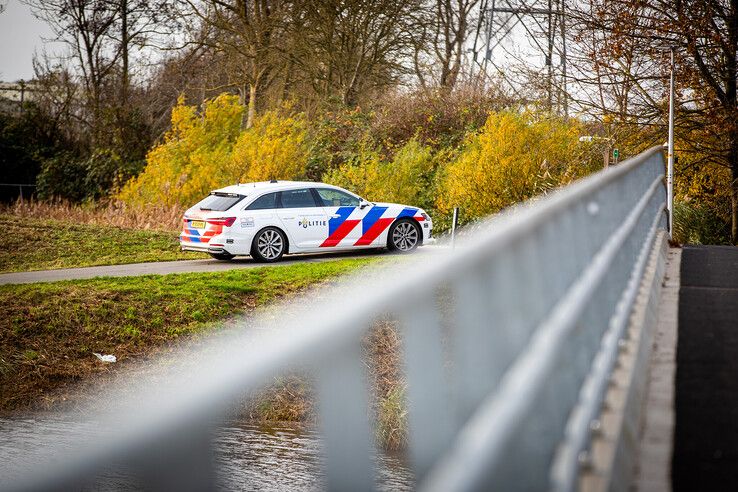 Ook op de grond werd gezocht door de politie. - Foto: Hugo Janssen