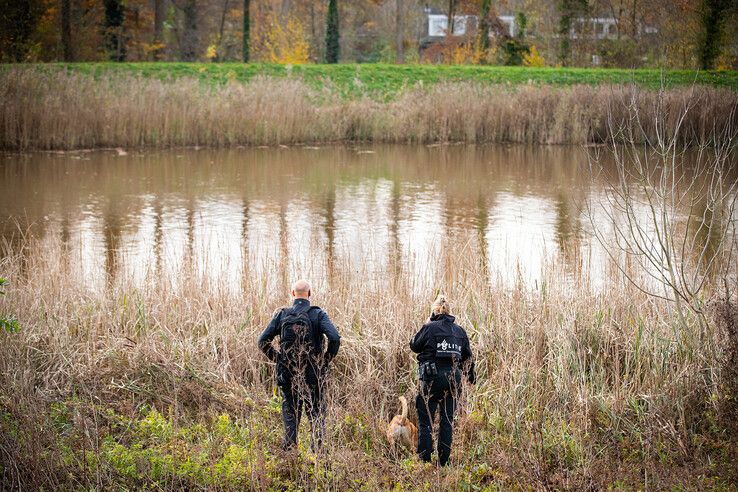 In het Almelose Kanaal werd een tweede lichaam gevonden. - Foto: Hugo Janssen