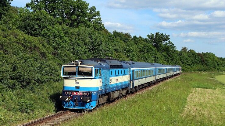 Een duikbril, de bijnaam voor de locomotief, onderweg met een reizigerstrein in Tsjechië. - Foto: Edwin Lageweg en Peter Eradus