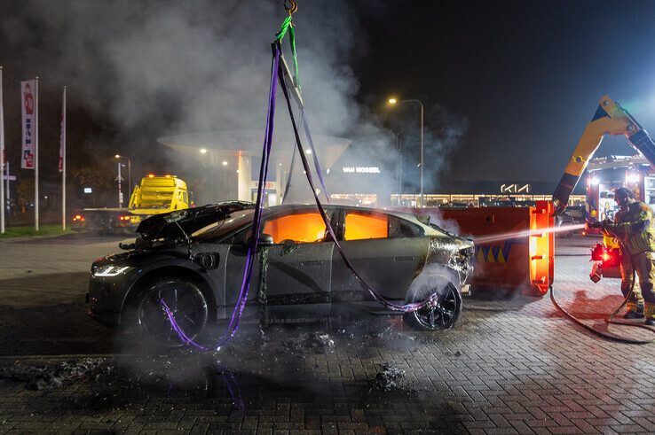 In beeld: Elektrische auto aan laadpaal vliegt in brand in Zwolle, brandweer urenlang in touw - Foto: Peter Denekamp