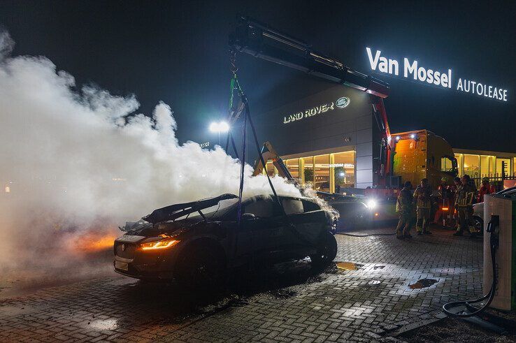 In beeld: Elektrische auto aan laadpaal vliegt in brand in Zwolle, brandweer urenlang in touw - Foto: Peter Denekamp