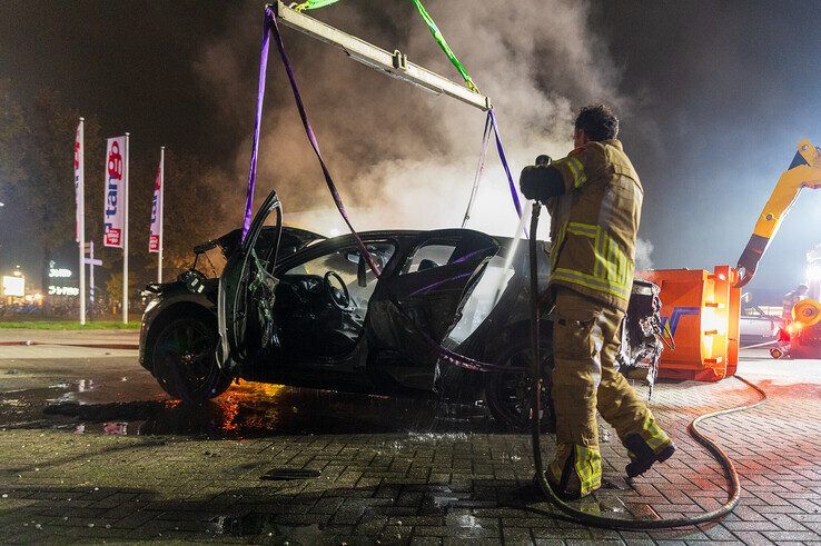 In beeld: Elektrische auto aan laadpaal vliegt in brand in Zwolle, brandweer urenlang in touw - Foto: Peter Denekamp