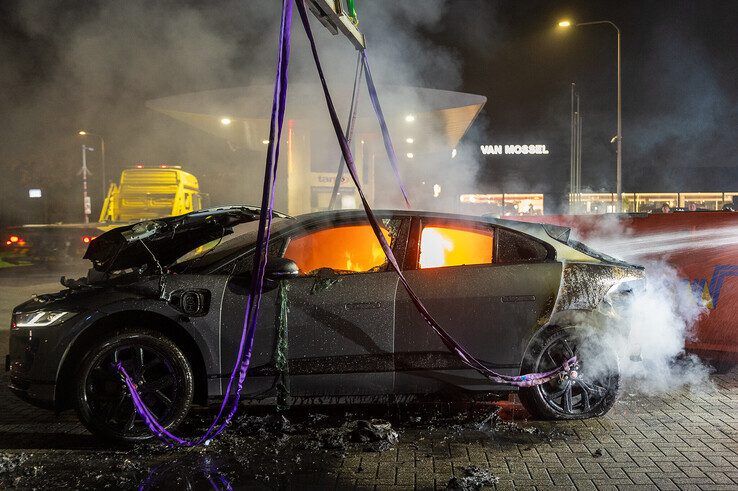 De elektrische auto staat opnieuw in brand. - Foto: Peter Denekamp