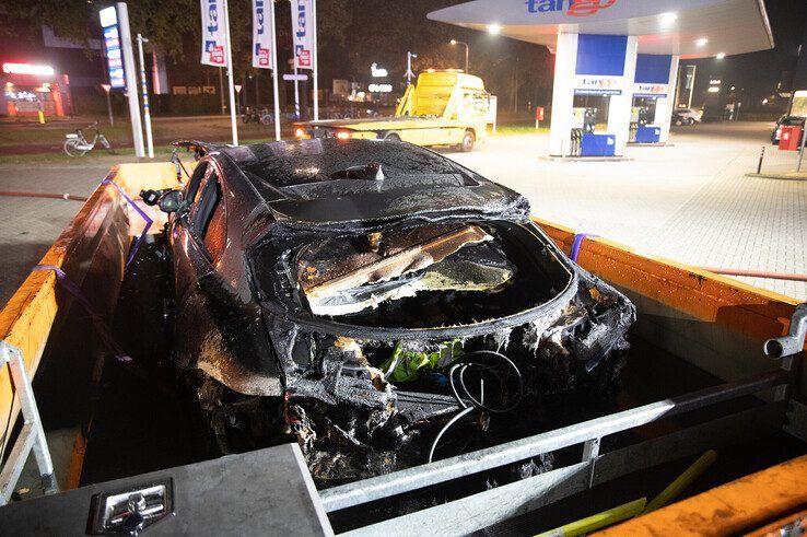 In beeld: Elektrische auto aan laadpaal vliegt in brand in Zwolle, brandweer urenlang in touw - Foto: Peter Denekamp