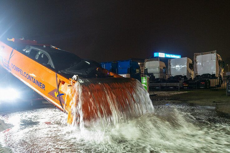 In beeld: Elektrische auto aan laadpaal vliegt in brand in Zwolle, brandweer urenlang in touw - Foto: Peter Denekamp