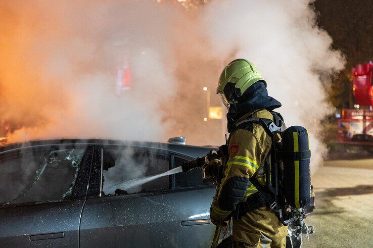 In beeld: Elektrische auto aan laadpaal vliegt in brand in Zwolle, brandweer urenlang in touw - Foto: Peter Denekamp