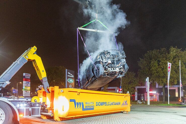 In beeld: Elektrische auto aan laadpaal vliegt in brand in Zwolle, brandweer urenlang in touw - Foto: Peter Denekamp