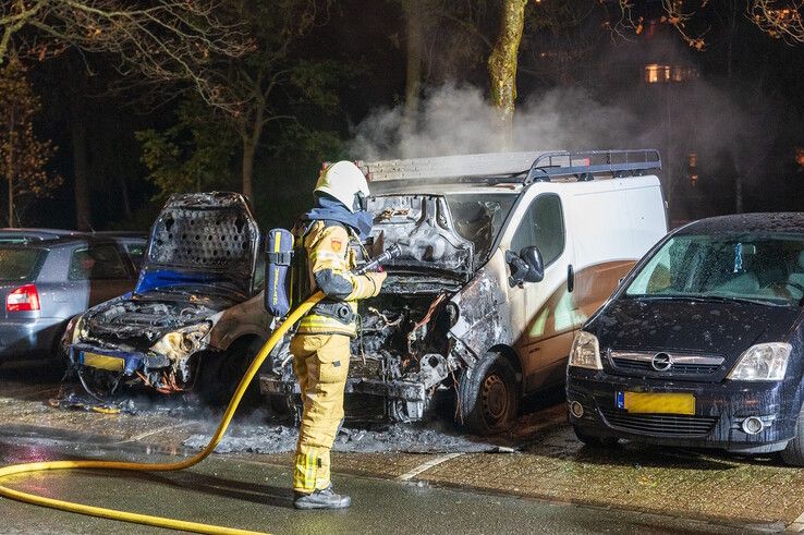 Een bestelbus en auto gingen in vlammen op aan de Palestrinalaan. - Foto: Peter Denekamp