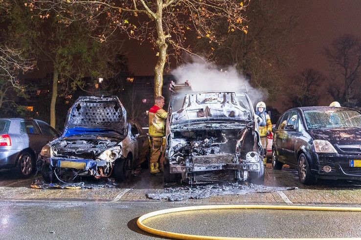 Auto en bestelbus gaan in vlammen op in Holtenbroek - Foto: Peter Denekamp