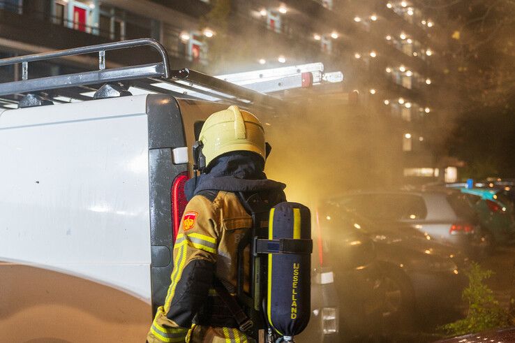 Auto en bestelbus gaan in vlammen op in Holtenbroek - Foto: Peter Denekamp