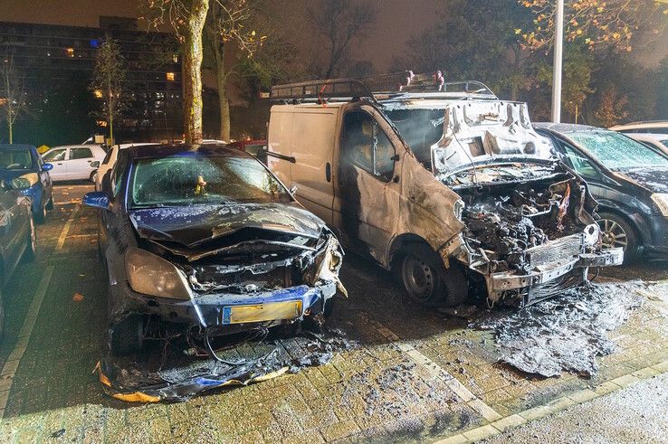 Auto en bestelbus gaan in vlammen op in Holtenbroek - Foto: Peter Denekamp