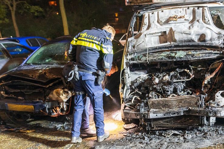 Auto en bestelbus gaan in vlammen op in Holtenbroek - Foto: Peter Denekamp