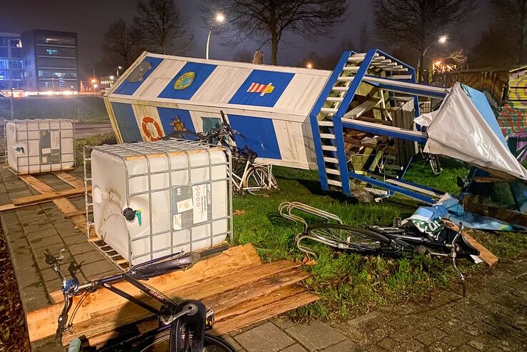 Bij woongemeenschap Kattegat aan de Oostzeelaan waaide een toren om. - Foto: Edwin Koster