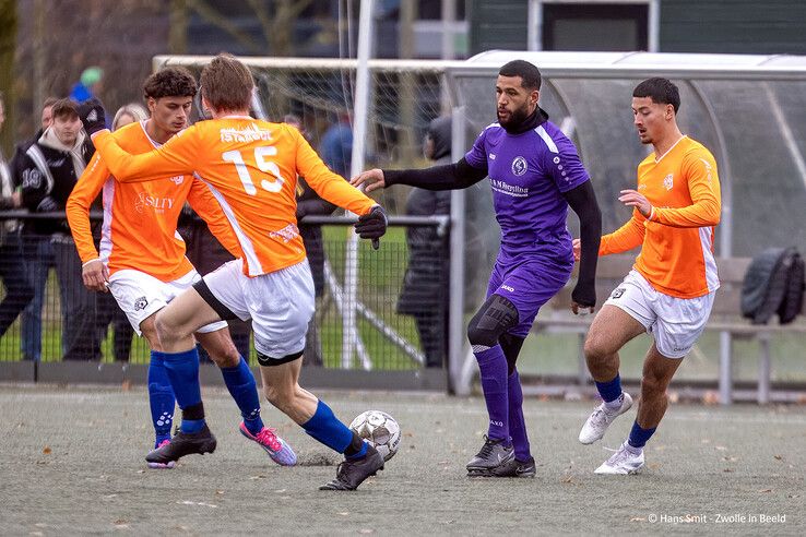 In beeld: Doelpunten en rode kaarten bij stadsderby Dieze West – CSV ’28 - Foto: Hans Smit