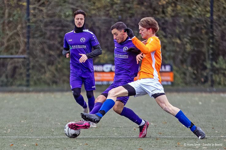 In beeld: Doelpunten en rode kaarten bij stadsderby Dieze West – CSV ’28 - Foto: Hans Smit