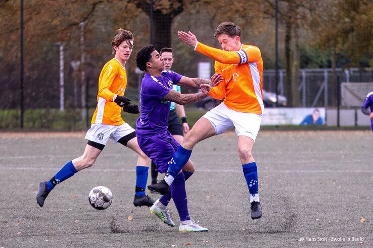 In beeld: Doelpunten en rode kaarten bij stadsderby Dieze West – CSV ’28 - Foto: Hans Smit