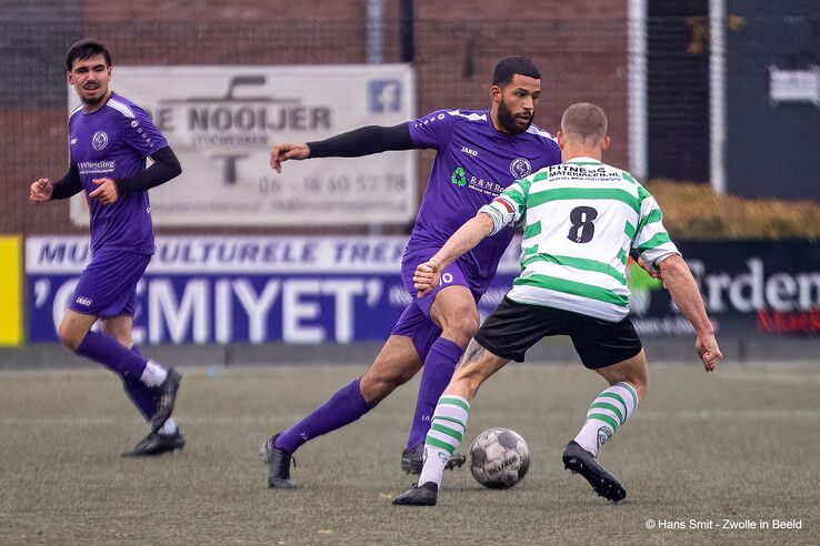 In beeld: Dieze West verliest derby van Zwolsche Boys - Foto: Hans Smit