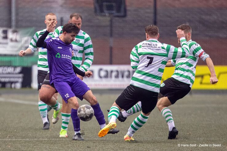 In beeld: Dieze West verliest derby van Zwolsche Boys - Foto: Hans Smit