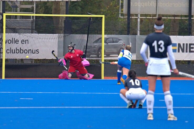 In beeld: Zwolse hockeyvrouwen pakken belangrijke punten in competitie - Foto: Bob Koning