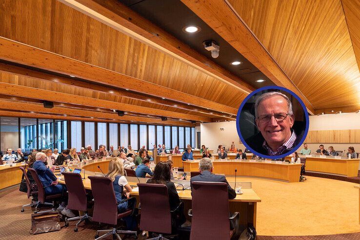 Alarmbellen stond in de kop van het bericht over de te hoge werkdruk voor de gemeenteraadsleden in Zwolle. - Foto: Peter Denekamp