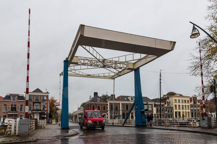 De Vispoortenbrug is wekenlang afgesloten voor gemotoriseerd verkeer. - Foto: Peter Denekamp