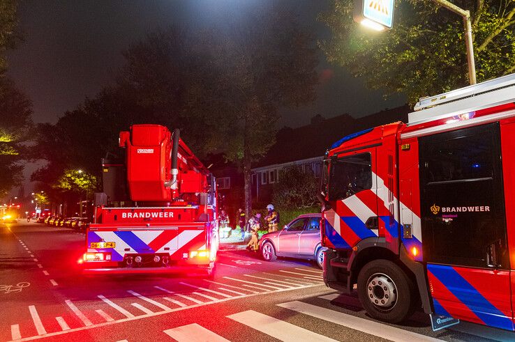 Schoorsteenbrand op de Hortensiastraat. - Foto: Peter Denekamp