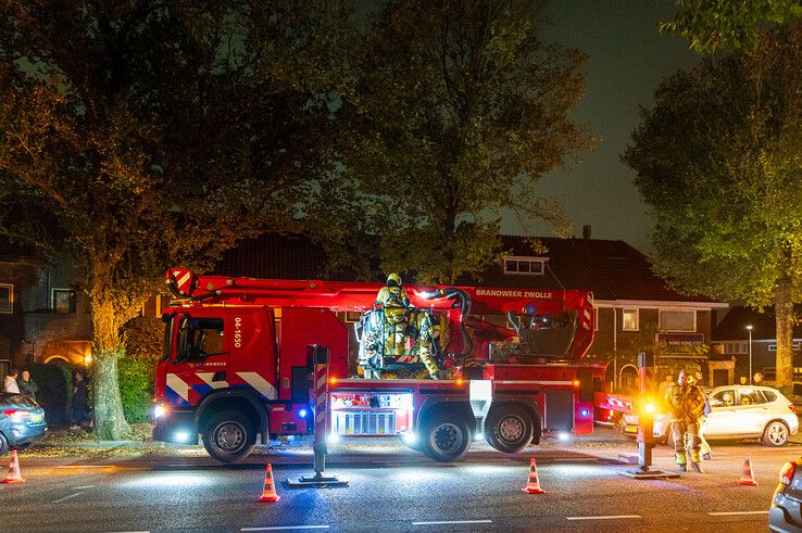 Schoorsteenbrand op Hortensiastraat - Foto: Peter Denekamp