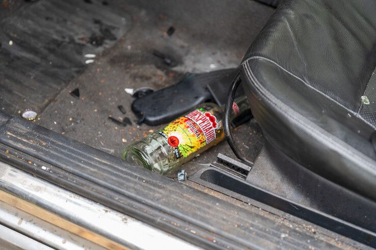 Onder de bestuurdersstoel lag een geopende fles Desperados. - Foto: Peter Denekamp