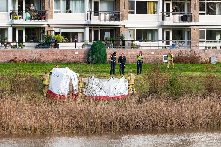 Tweede overledene gevonden bij appartementencomplex in Wipstrik - Foto: Peter Denekamp