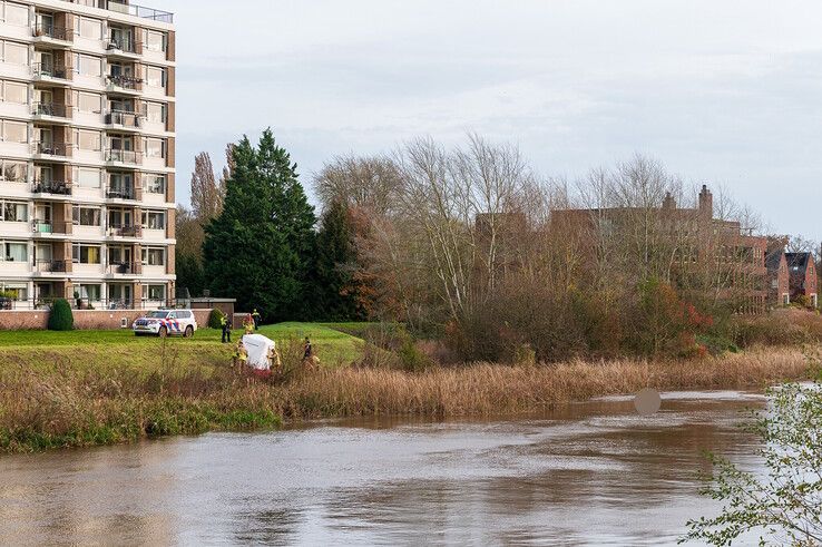 Een lichaam werd in het water gevonden, het andere in het appartementencomplex op de achtergrond. - Foto: Peter Denekamp