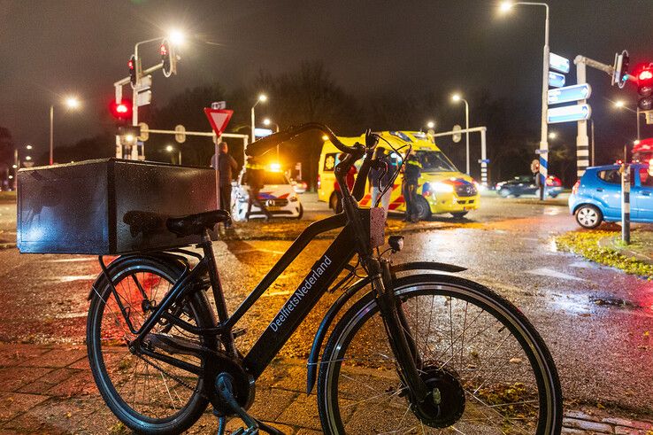 Een maaltijdbezorger kwam in botsing met een automobilist. - Foto: Peter Denekamp