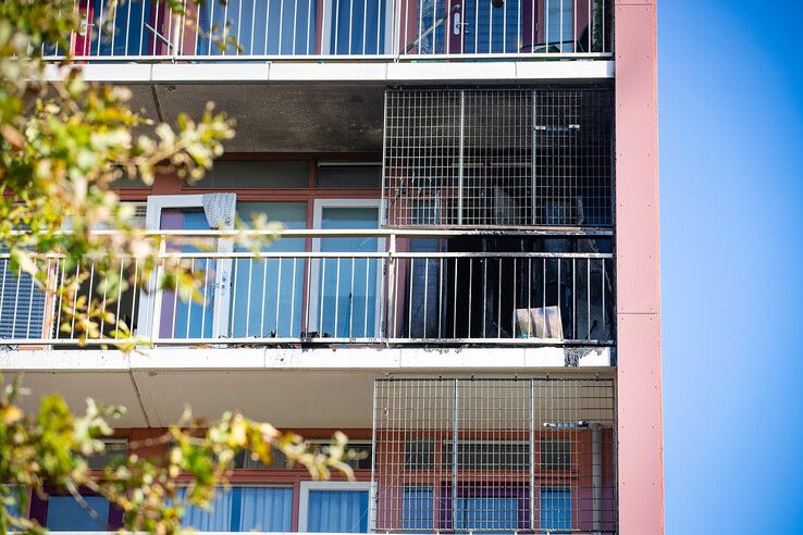 Op het balkon van de flatwoning woedde een brand. - Foto: Hugo Janssen