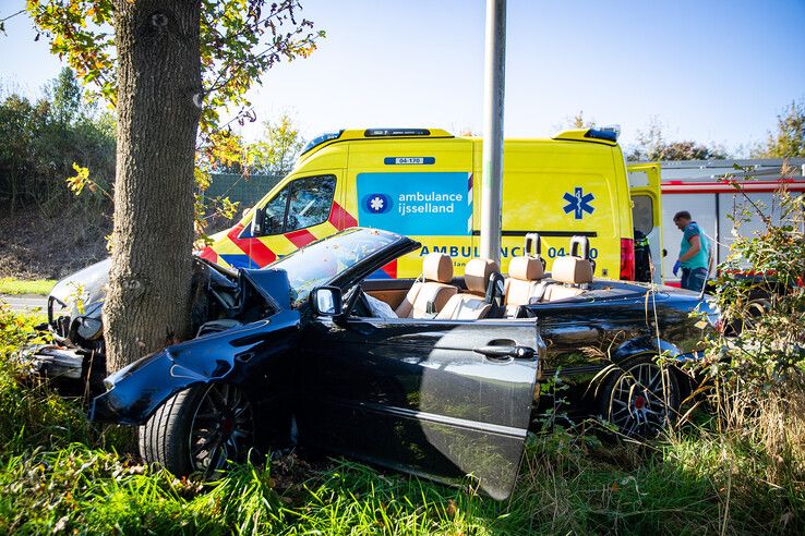 Een automobilist crashte met zijn cabrio tegen een boom. - Foto: Hugo Janssen