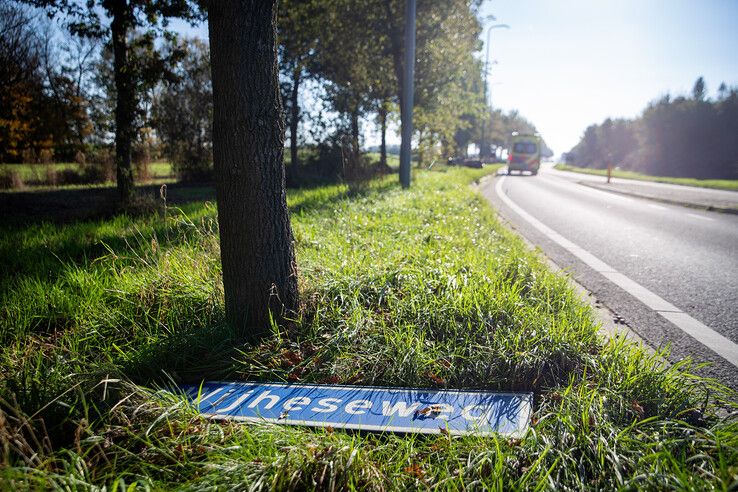 Automobilist knalt met cabrio tegen boom in Zwolle: ‘Live is life’ - Foto: Hugo Janssen