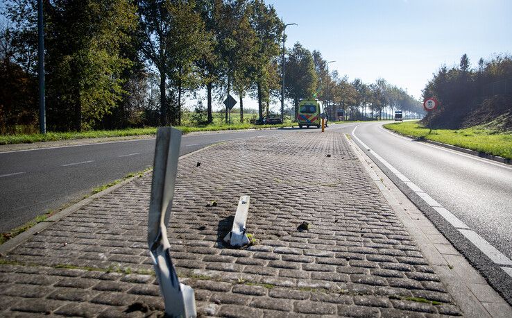 Automobilist knalt met cabrio tegen boom in Zwolle: ‘Live is life’ - Foto: Hugo Janssen